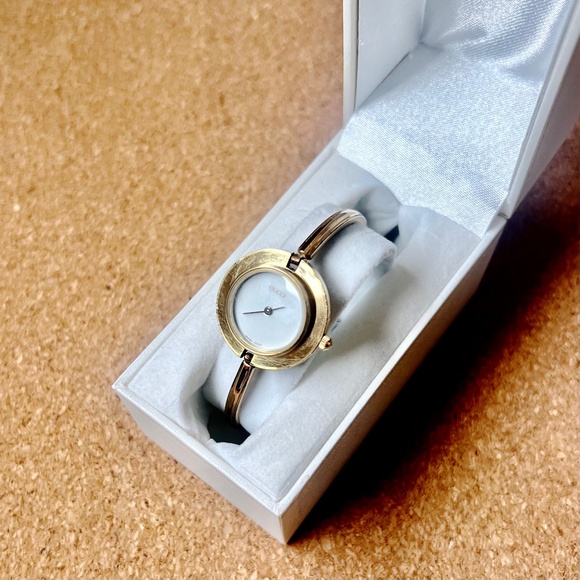 Vintage Gucci Women’s Bangle Watch with Interchangeable Blue Bezel – Swiss Made - Picture 2 of 12
